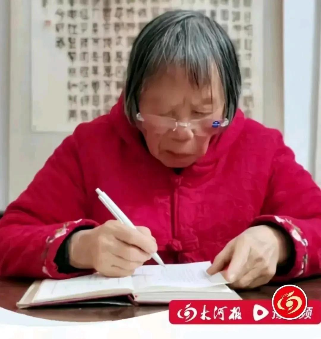 82岁的老奶奶，做自媒体赚了第一桶金5000块钱，直接给孙辈每人发红包200，请