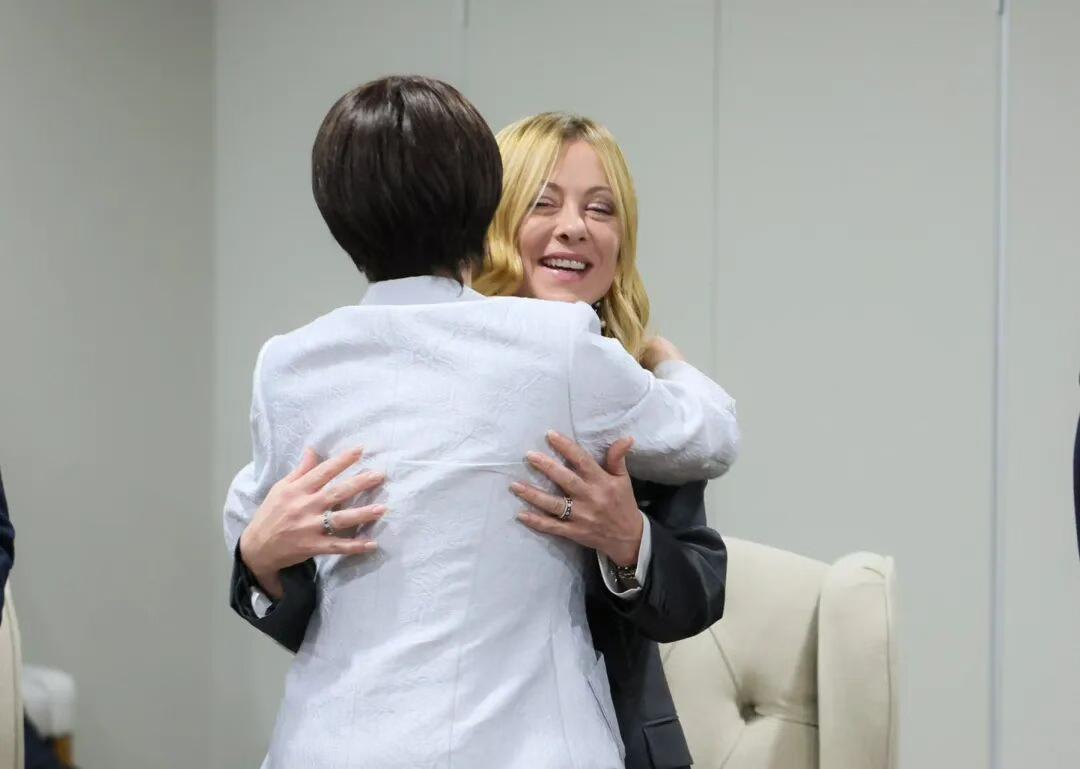 高市最终选了一身白色的上衣，从背影来看，还算凑合，毕竟她人比较瘦。但是正面真的没