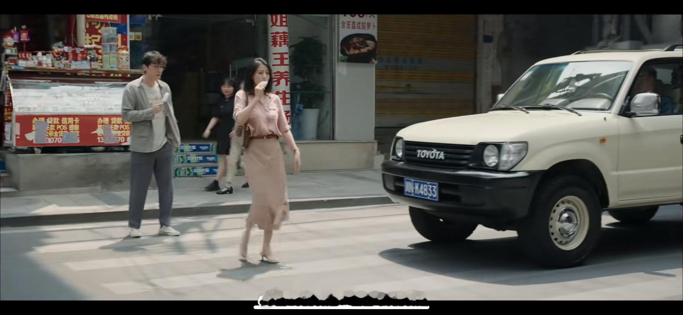 电影《走走停停》这个场景绝了，我一眼就看出来很多年之前在内江拍过的一张街景照片，