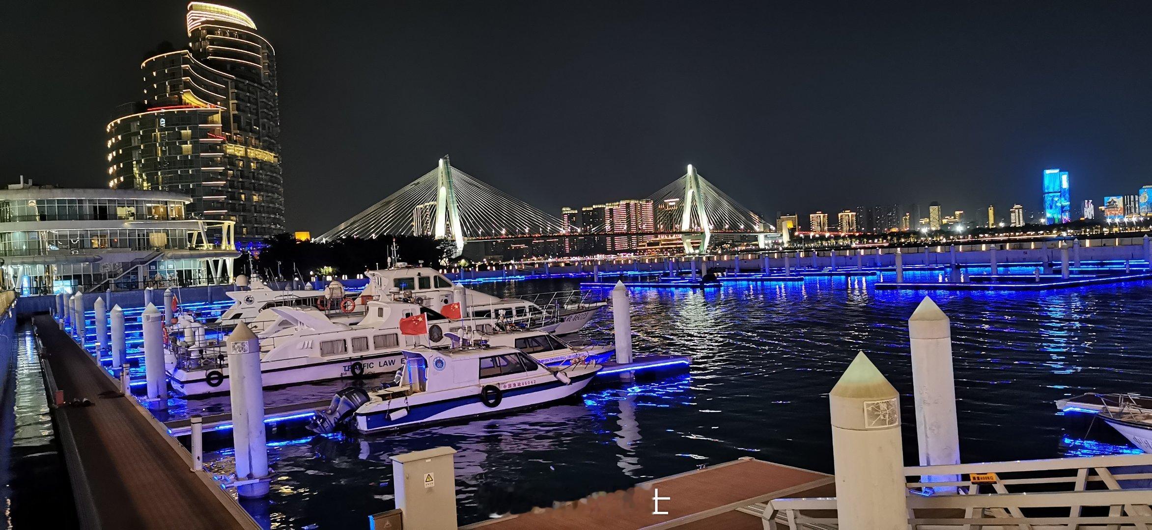 海口有许多美景，这次来的是海口湾，美轮美奂。这里相当于上海的外滩，视野开阔，大气