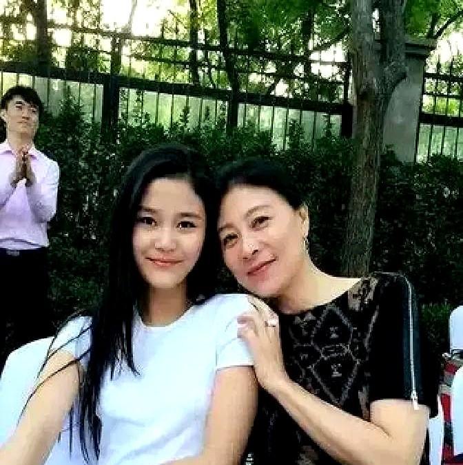 一集18万，这新人片酬也太顶了。

《四十正好》里岳以恩演的女主邻居，一共8分钟