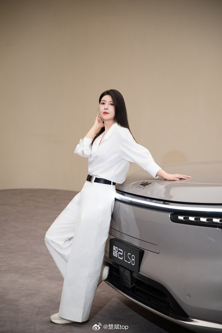 智己的品味非常可以，找我们这些颜值博主来静态拍摄，打眼一看，全是咱女粉丝！