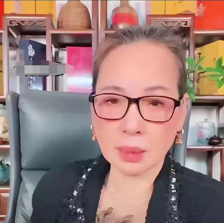 赖昌星，曾经的创业励志人物，后成走私大鳄，如今仍在狱中服刑。他的妻子曾明娜，曾陪