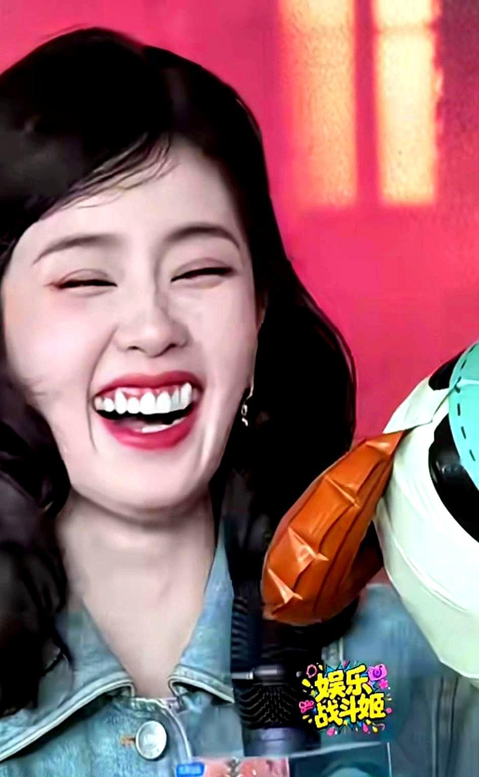 门牙上有个小黑点。白鹿指着牙大笑：“穷，等戏酬到了再补！”
 
她捂着嘴，笑着拜