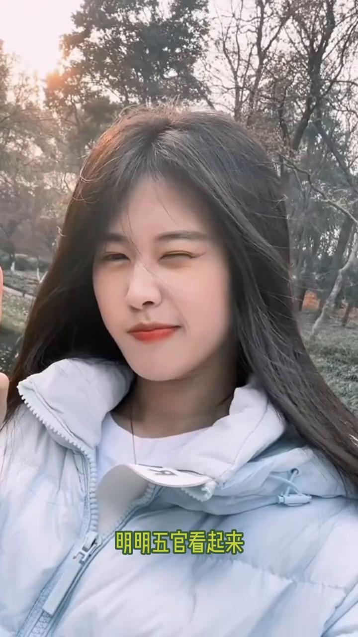 笑不活了，这真的不是高配版的白鹿吗？白鹿的嘴角是向下的，这个小姐姐却总是嘴角上扬