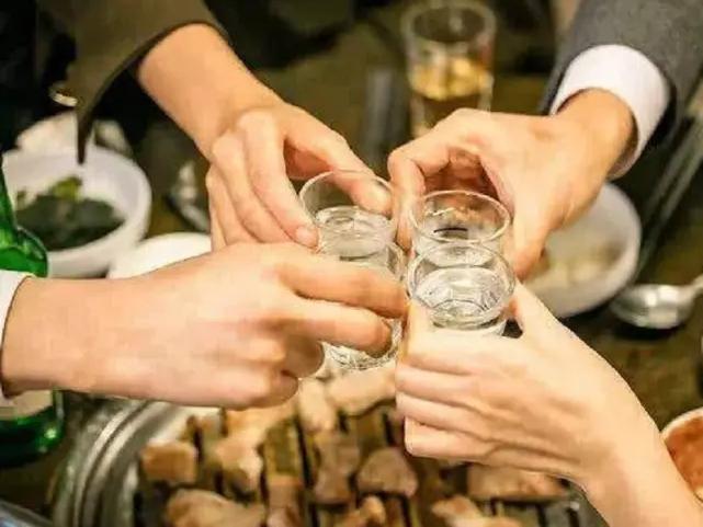 不知道你发现没，身边那个曾经顿顿不离酒、烟不离手的中年男人，最近开始喝枸杞茶了。