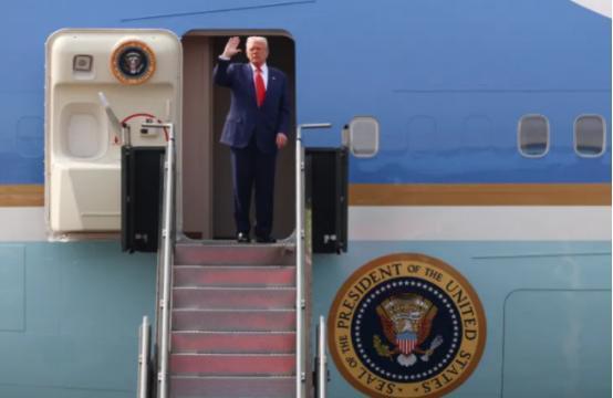特朗普正在返回美国的途中。他很清楚自己只能干4年，不可能再有第三个任期，所以他想