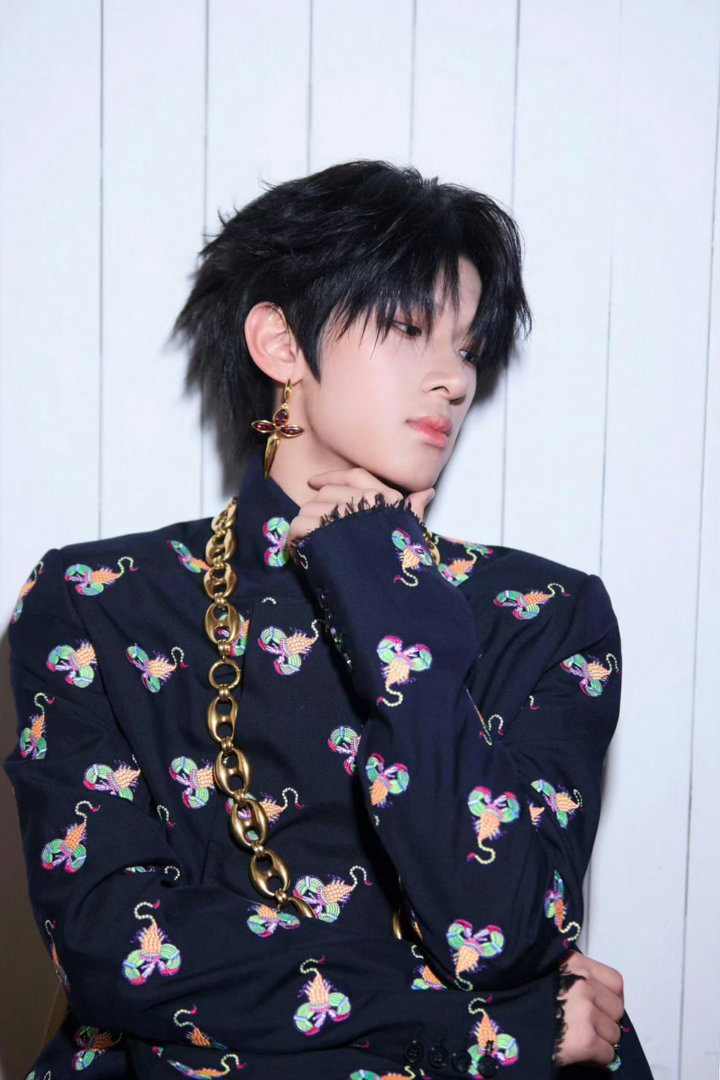 张峻豪完全贵公子 这套造型确实绝，金链垂在领口，耳饰在耳边，张峻豪整个人透着散漫