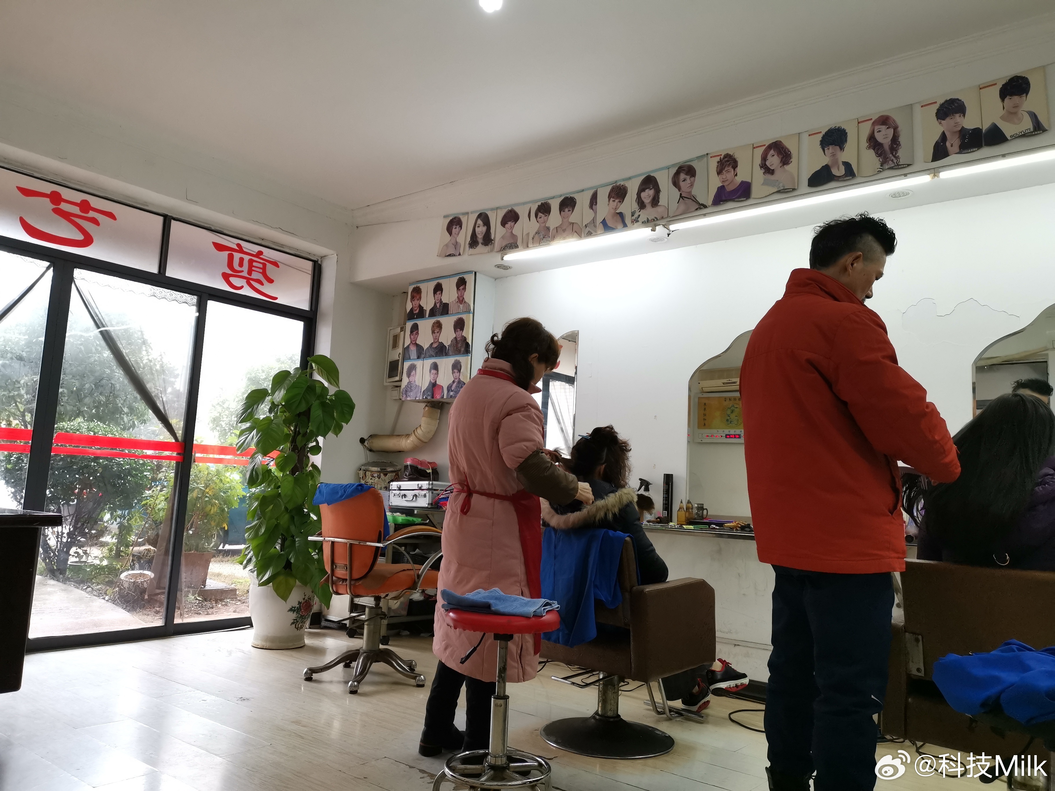 再也不去理发店去洗头了 虽然洗发水肯定是用的大桶装的，但我感觉每次去理发店洗头的