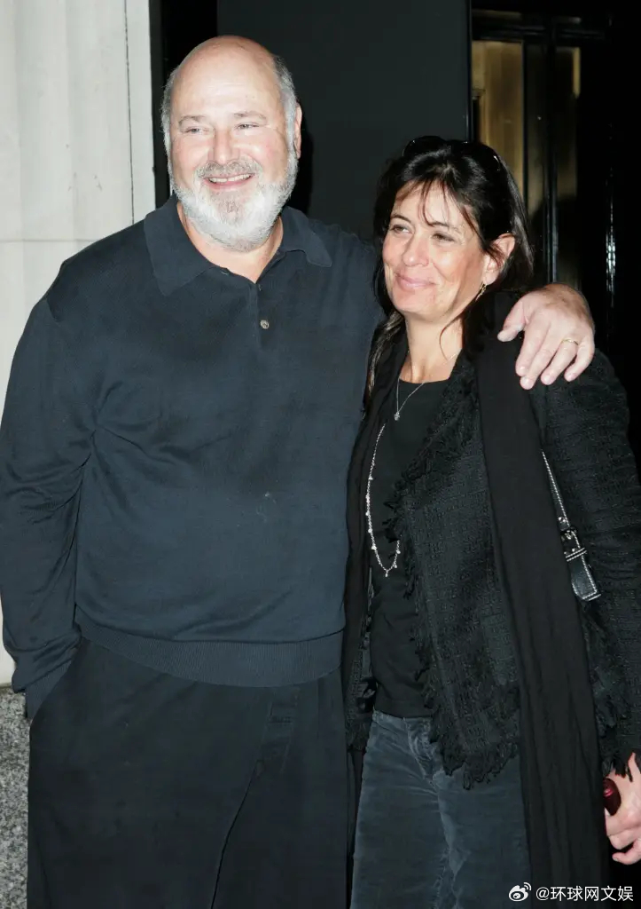 【#怦然心动导演夫妇死因公布#，儿子首次出庭受审】据外媒报道，当地时间14日，好