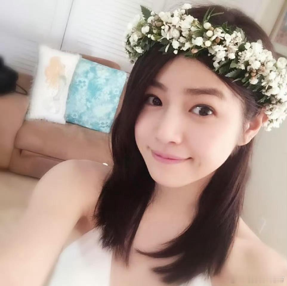 陈妍希近期因在热播剧《狙击蝴蝶》中演绎兼具“姐感”与“妹感”的复杂形象，其天然幼