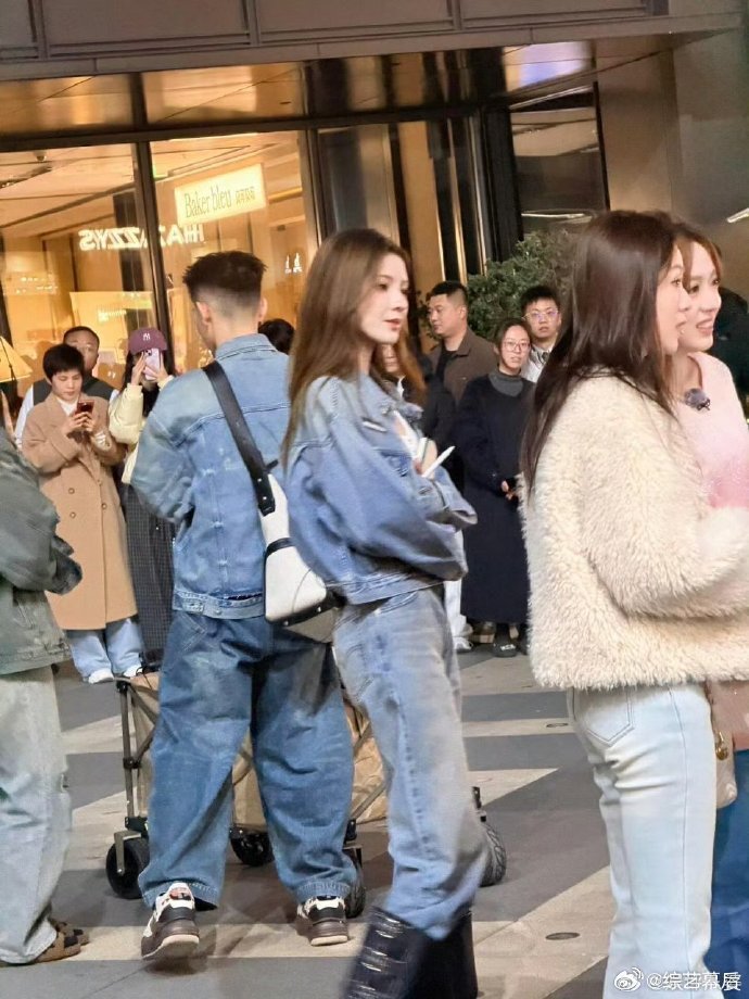 张予曦车窗神图 合伙人 张予曦真的随手一拍都是神图！车窗前这氛围感，完全就是偶像