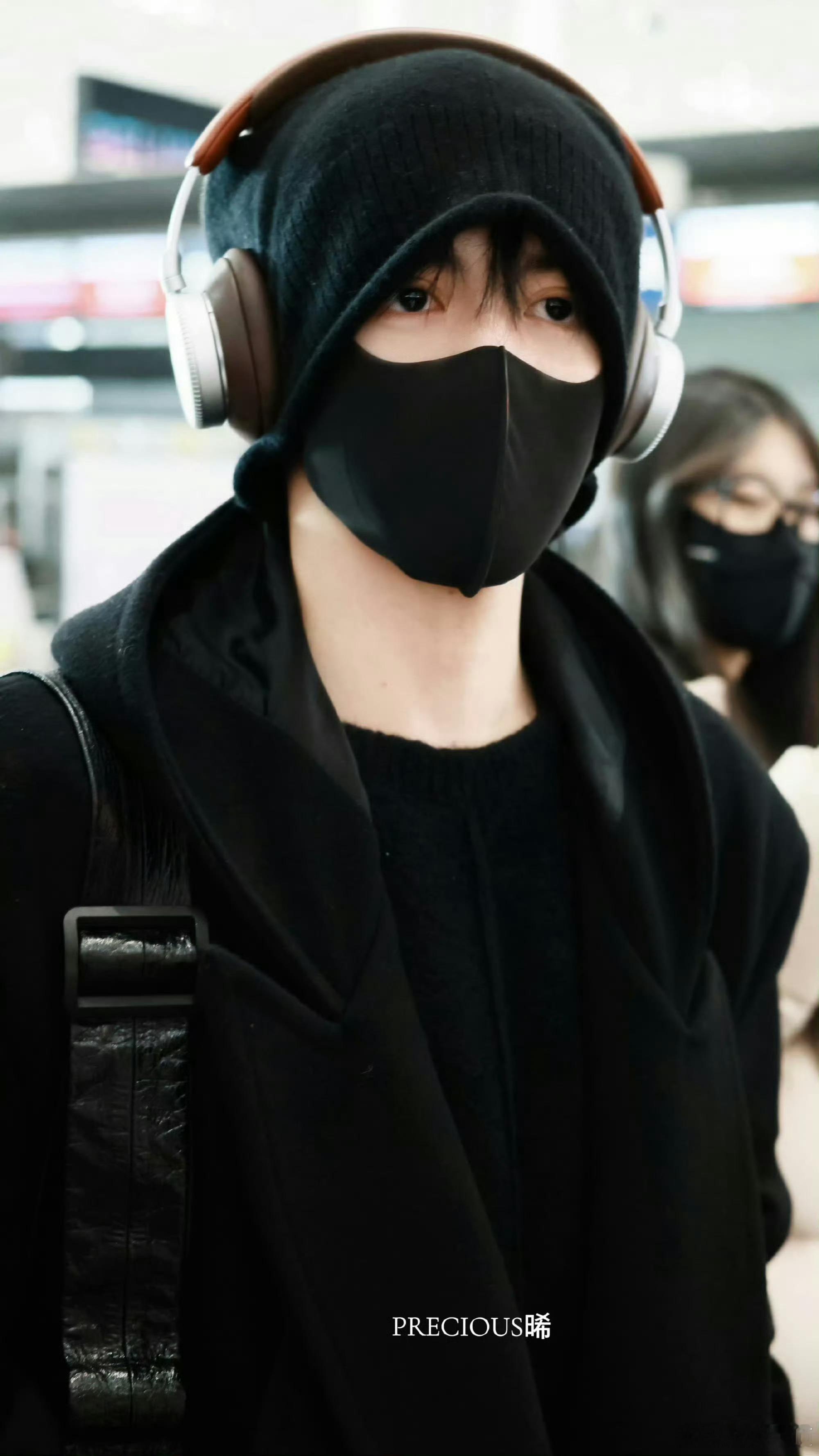 曾舜晞 这是谁家的网文男主 曾舜晞出发巴黎机场图让人幻视网文男主，冷帽配耳机松弛