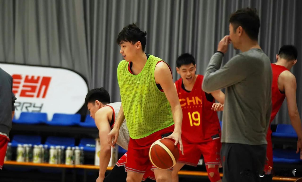 据报道，新疆男篮球员齐麟在国家队集训期间遭遇膝伤影响，近两日都没有参加全队的合练