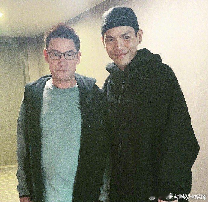 #向佐父亲节晒三代人父子合照#向佐在父亲节晒出了三代人父子合照，也是让我们看到了
