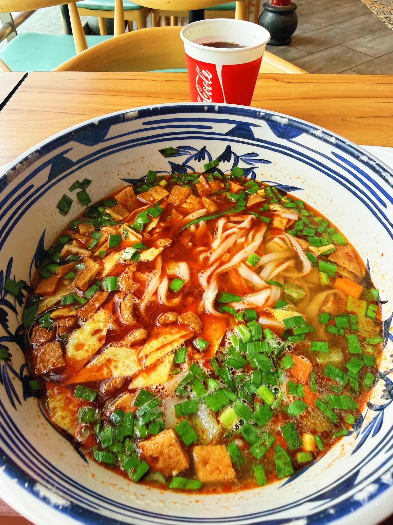 西安机场中转福利，
在小程序可以直接兑换美食，
或者领20元的券，
就可以在指定