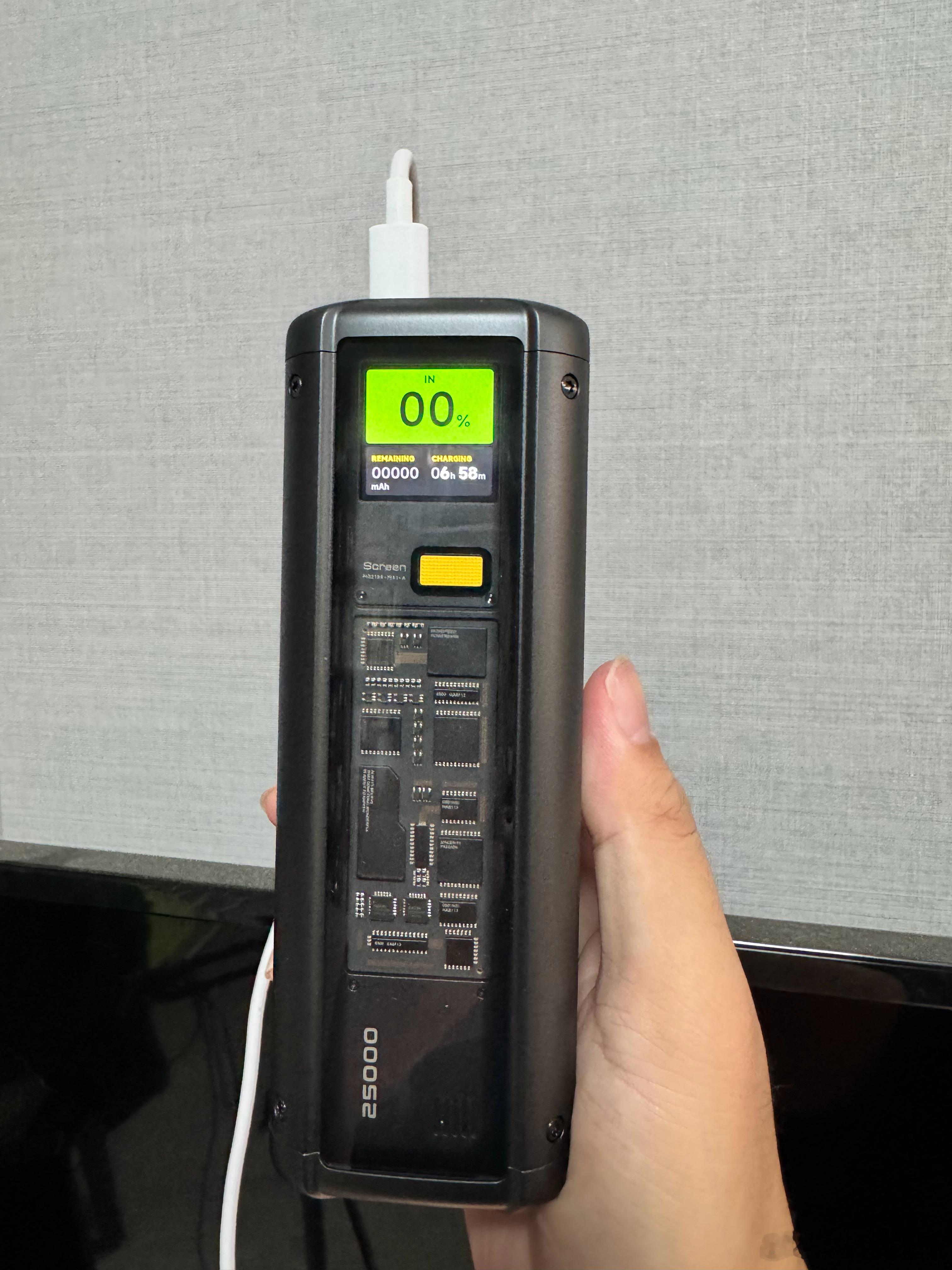 出差把充电宝弄丢了，拆了个一年前买的，这也太好看了吧？后悔没早用，一年前的还带3