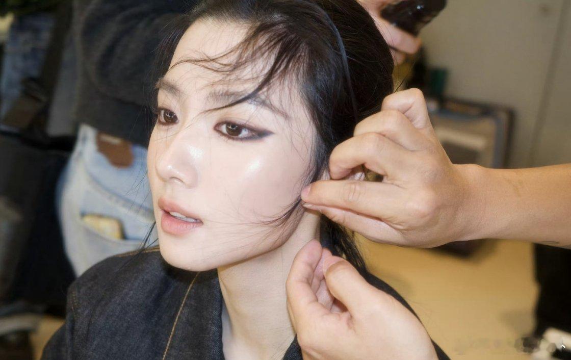 卢昱晓全包眼线造型谁懂啊！从“清透韩系甜妹”到“生人勿近老公姐”，《尼龙》开年刊