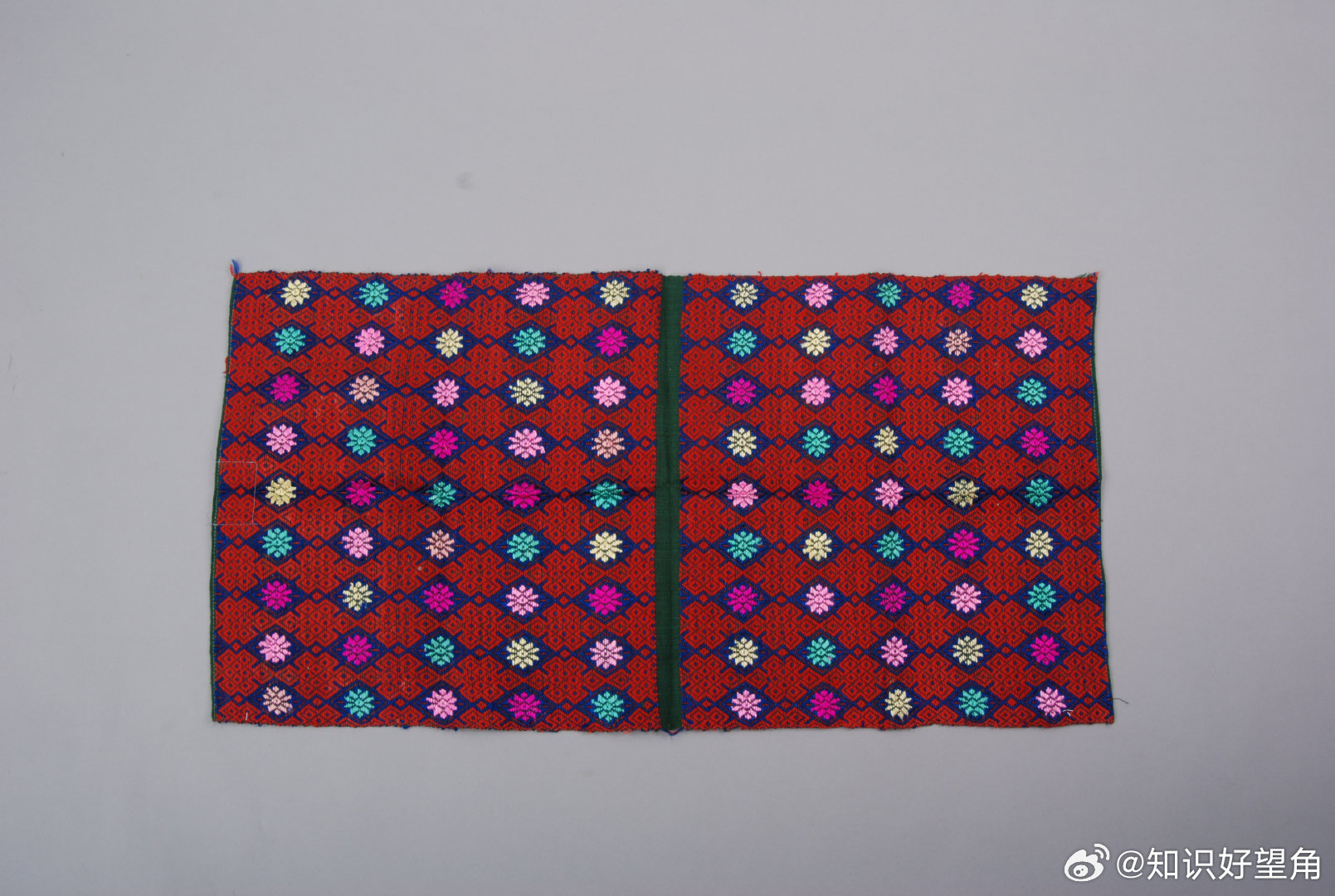 壮锦：平安福寿的织锦叙事时光流转，岁月更迭，留存至今的壮锦图案，宛如一部部鲜活的