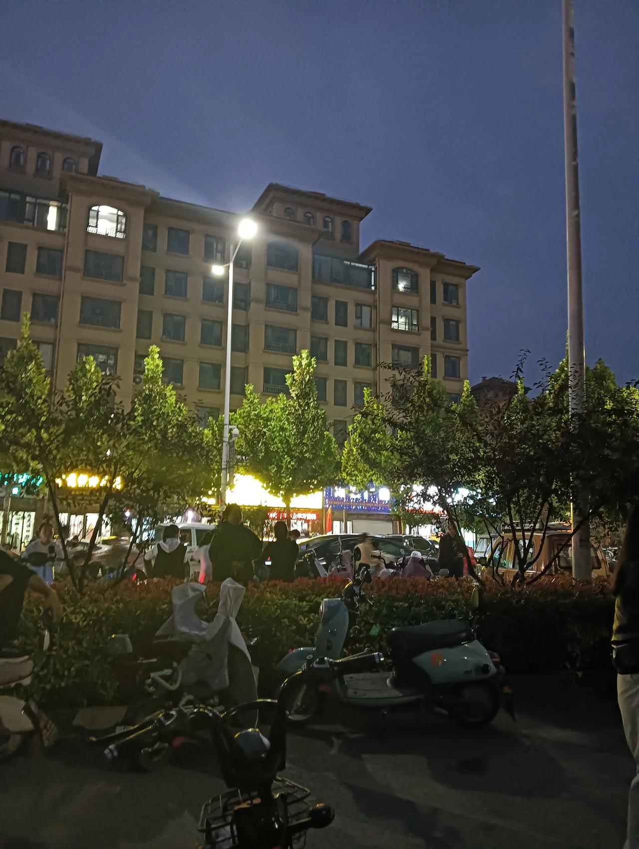 一所千人学校养活了周围多少店铺和小商贩！


   我儿子的学校是个县城规模比较