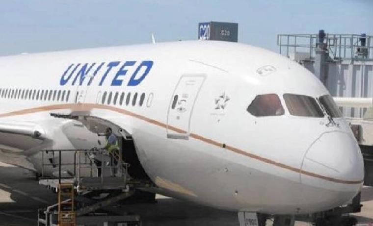 美国联合航空一架载有54人的内陆客机，日前在降落前疑与一架无人机在约3000英尺