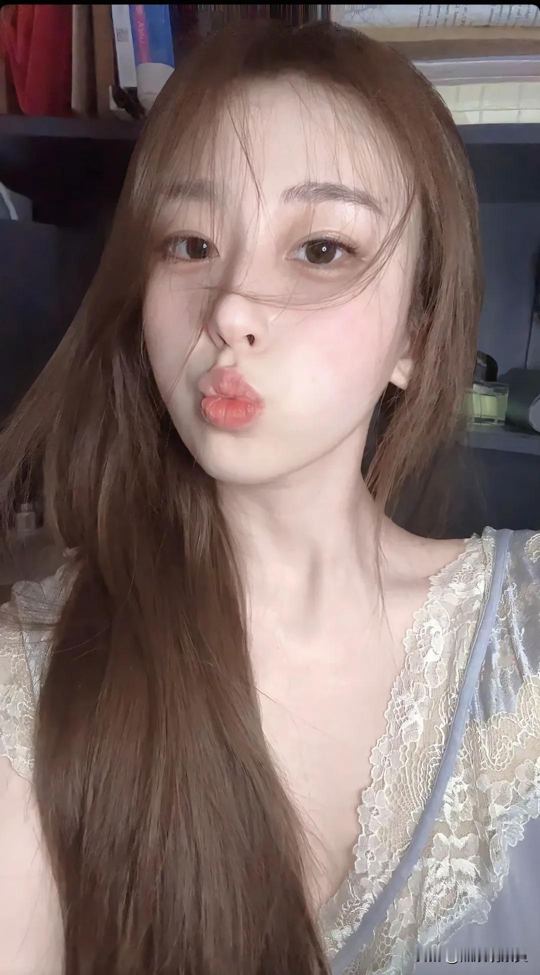 温柔甜美的自拍，蕾丝裙摆的浪漫气息