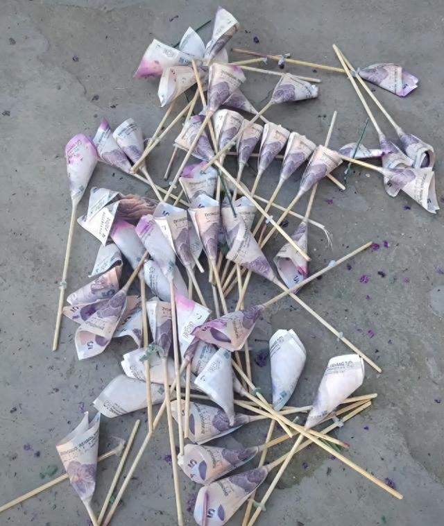 这钱能花吗？山东潍坊一女子在垃圾桶拣到72张5元人民币。