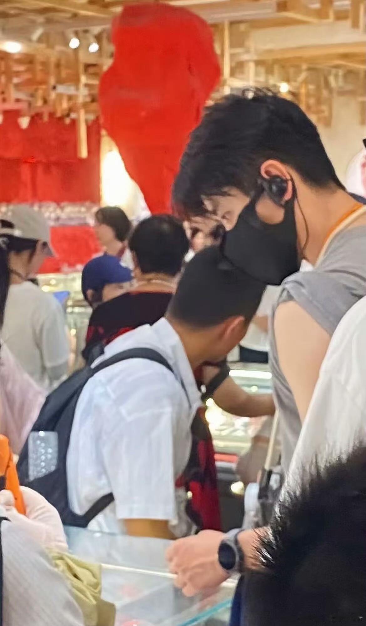 丞磊  果然谁到了西安都要去兵马俑，磊子哥也不例外
