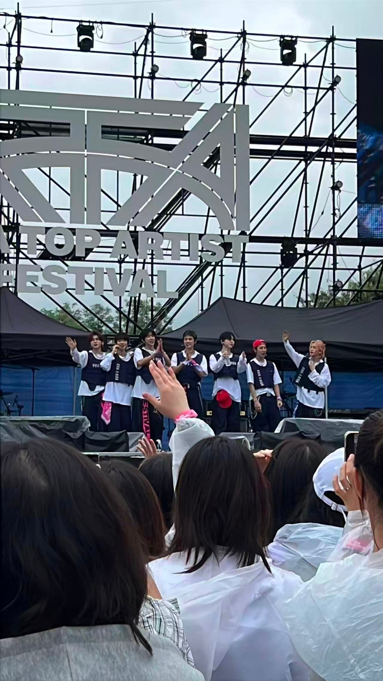 kpop有自己的反向萧敬腾 新人男团NEWBEAT自带晴天Buff！演出前大雨倾