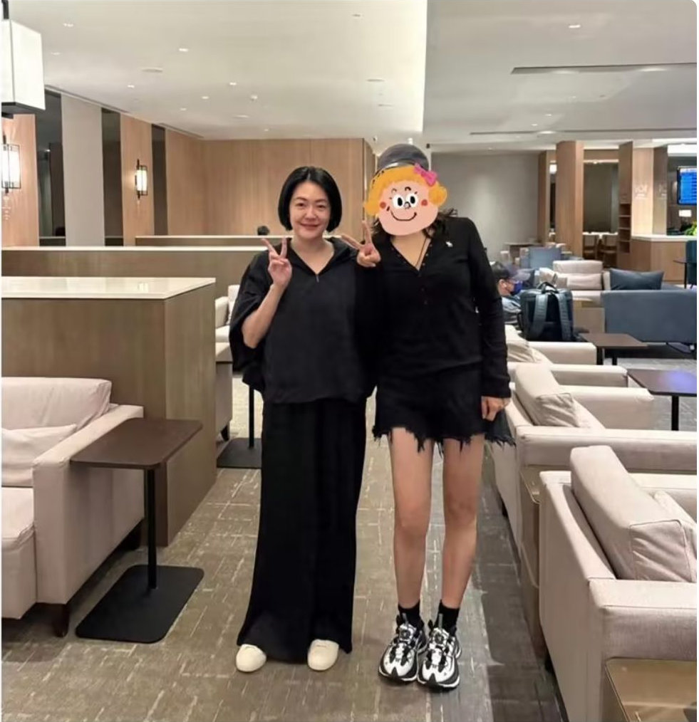 玩挺嗨呀！小S一家四口上海酒吧被偶遇，黄春梅开心举杯 