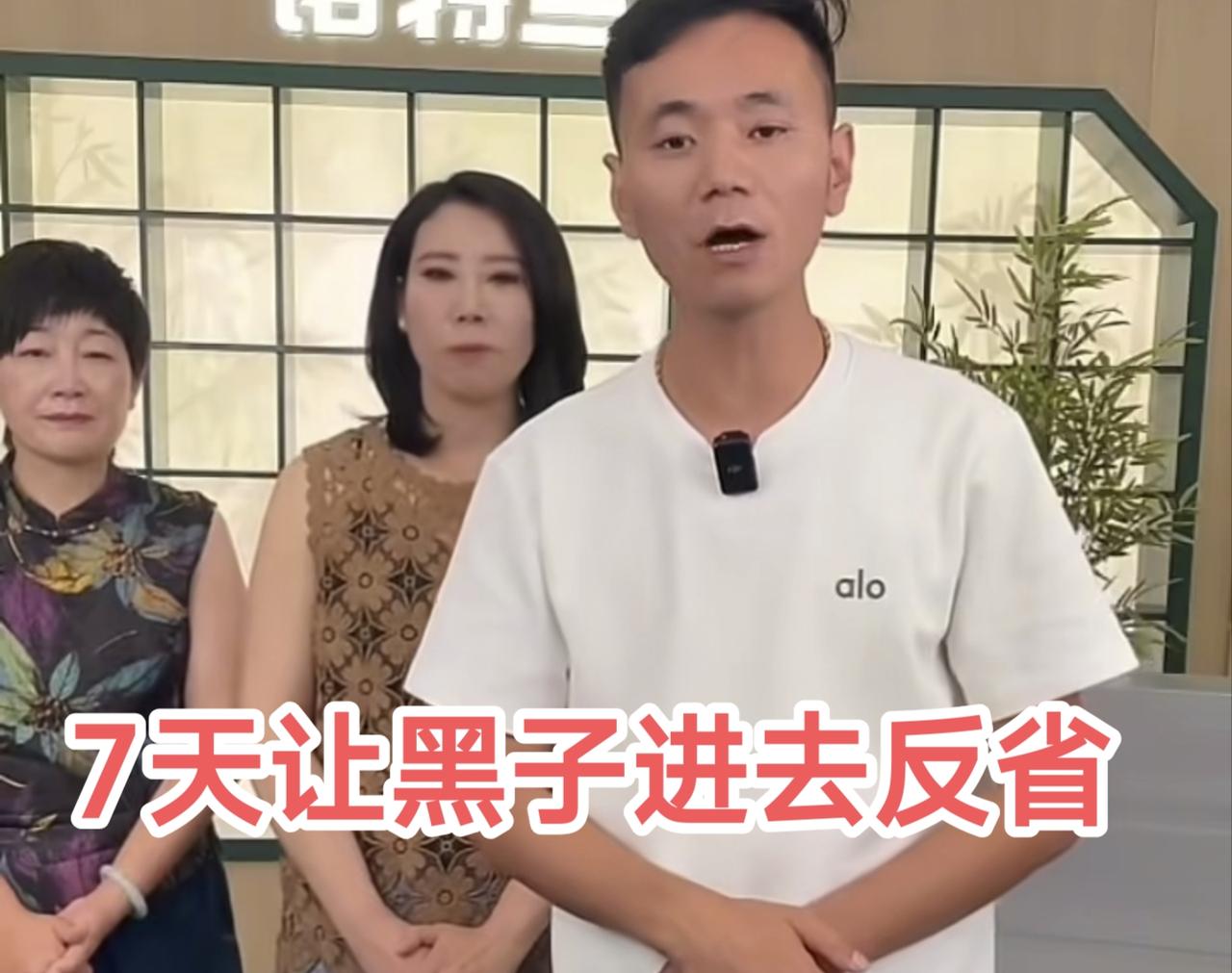 厉怀远直播间发脾气
只因有人触碰他的底线
林丽卖桃子商家和厉怀远的包装盒如出一辙