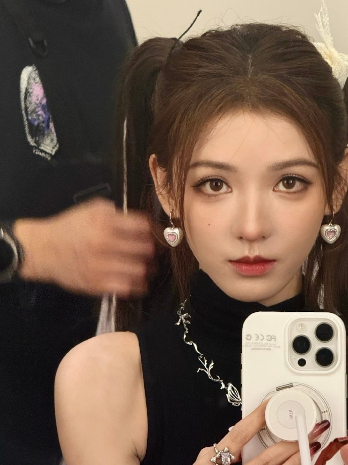 张予曦自拍姿势教科书 张予曦自拍大师张予曦是被演艺事业耽误的自拍大神吧！不管什么