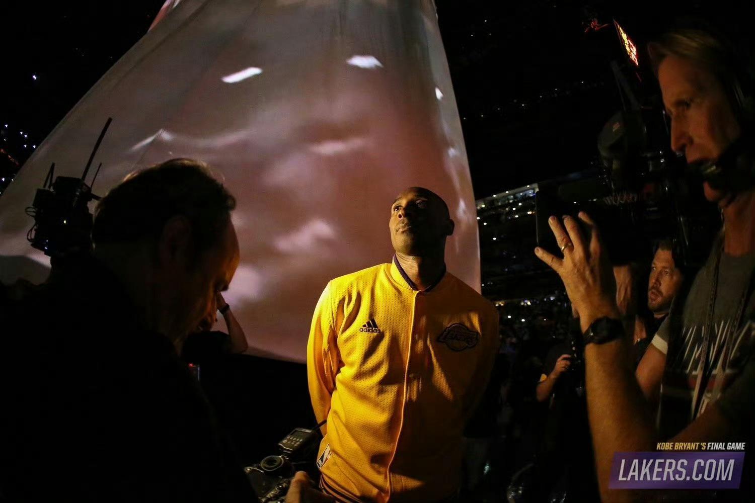 开场仪式巨大帷幕回顾科比传奇的职业生涯，英雄来来去去，传奇永不落幕💜💛十年了