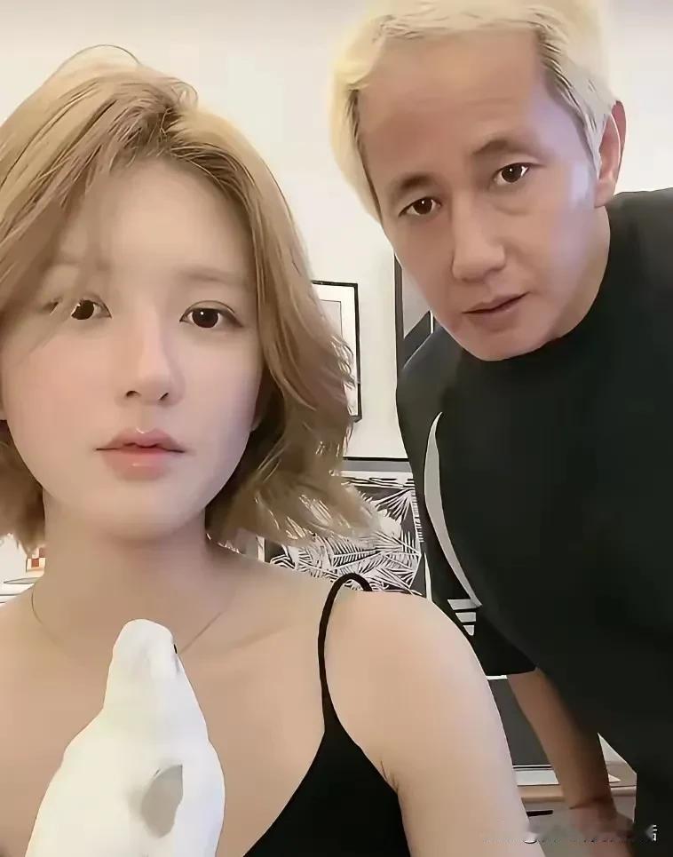 实话实说，赵露思现在真的挺被动的。
除了粉丝对她支持以外，经纪公司或者投资方，肯