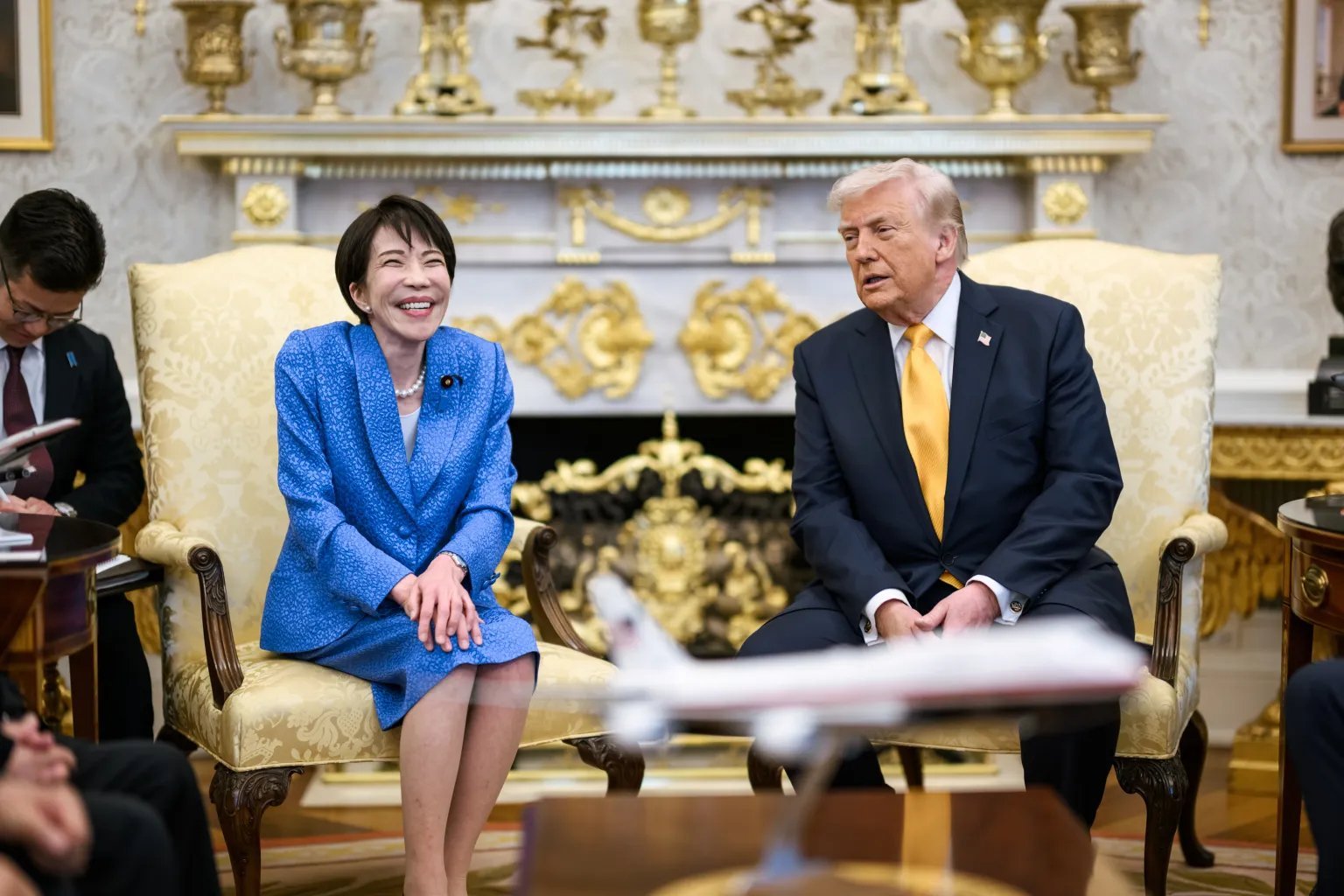 有些人，真是像极了图片里的这个女人，对A品牌满嘴胡说八道大放厥词，见了B品牌谄媚
