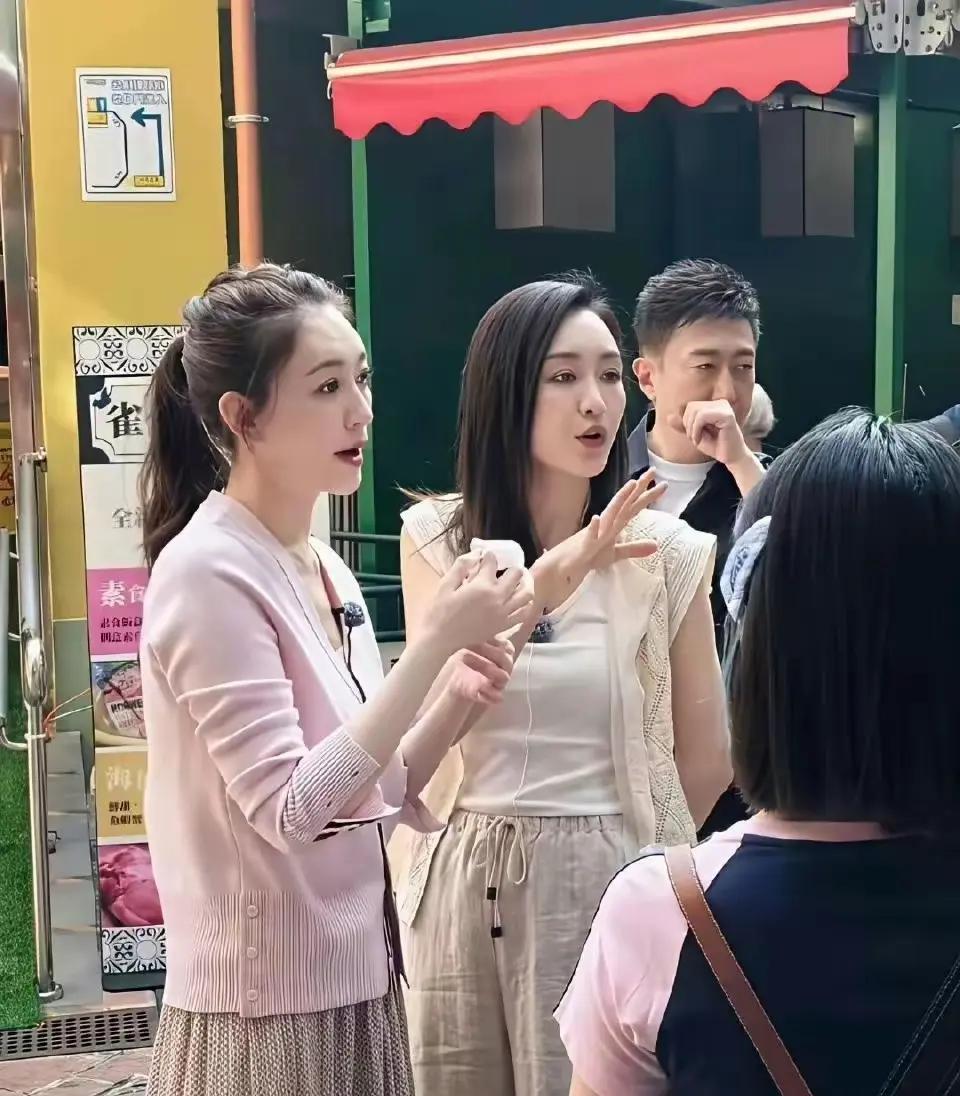 很明显，还是王鸥更胜一筹。
王鸥和李小冉室外做节目两张合影。相比之下，王鸥更端庄