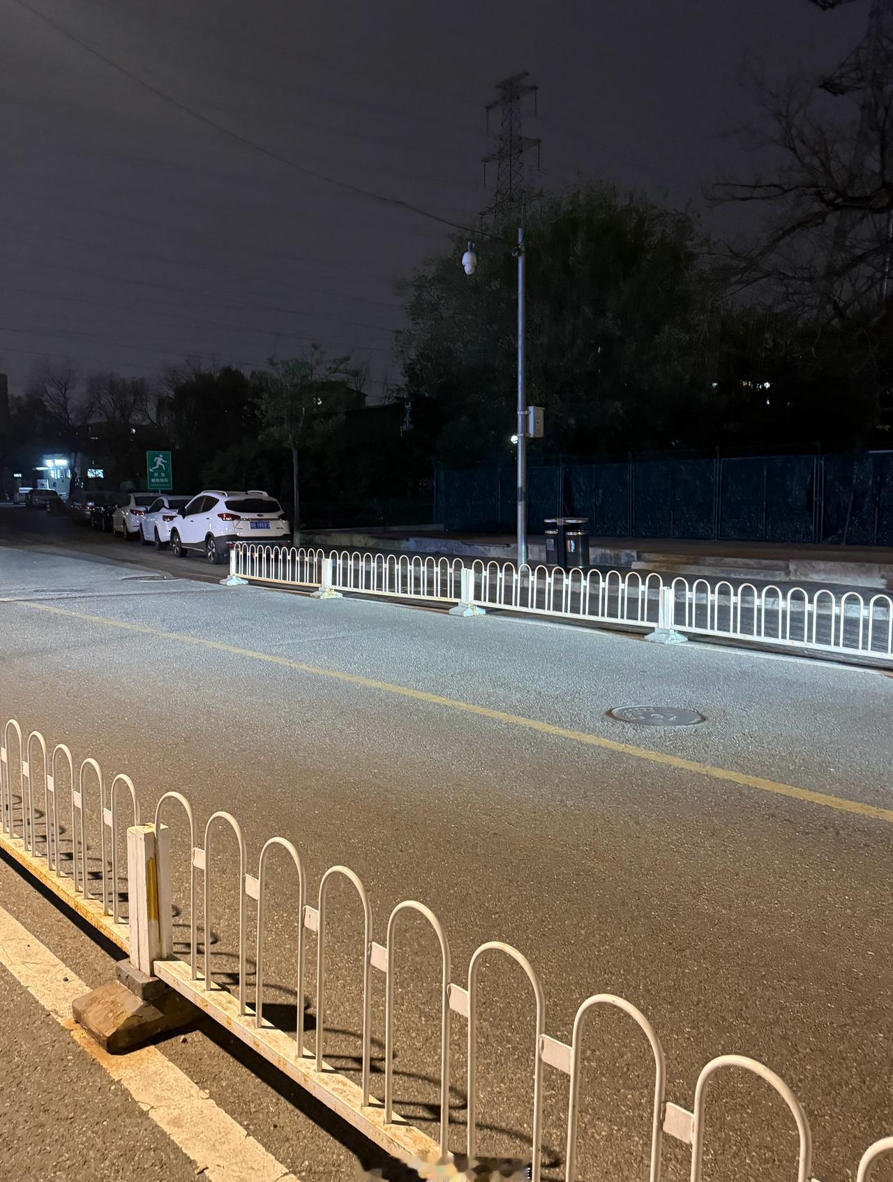 一天没出门，下楼遛个弯，这会还有几个雨点落下，你洗车了吗？  ​​​