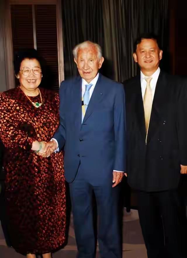 陈丽华走后，网上热炒迟重瑞争产的事儿，却忽略了真正帮她撑富华家业的低调长子。网上