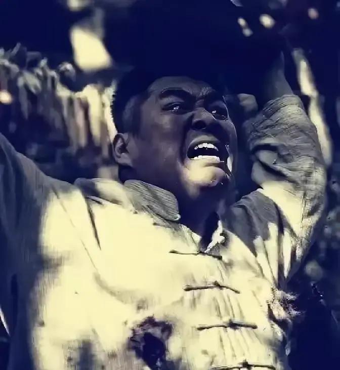 1943年，日军把一个男子关进稀屎地牢，四天后，鬼子要杀他，但男子不甘心，想着一