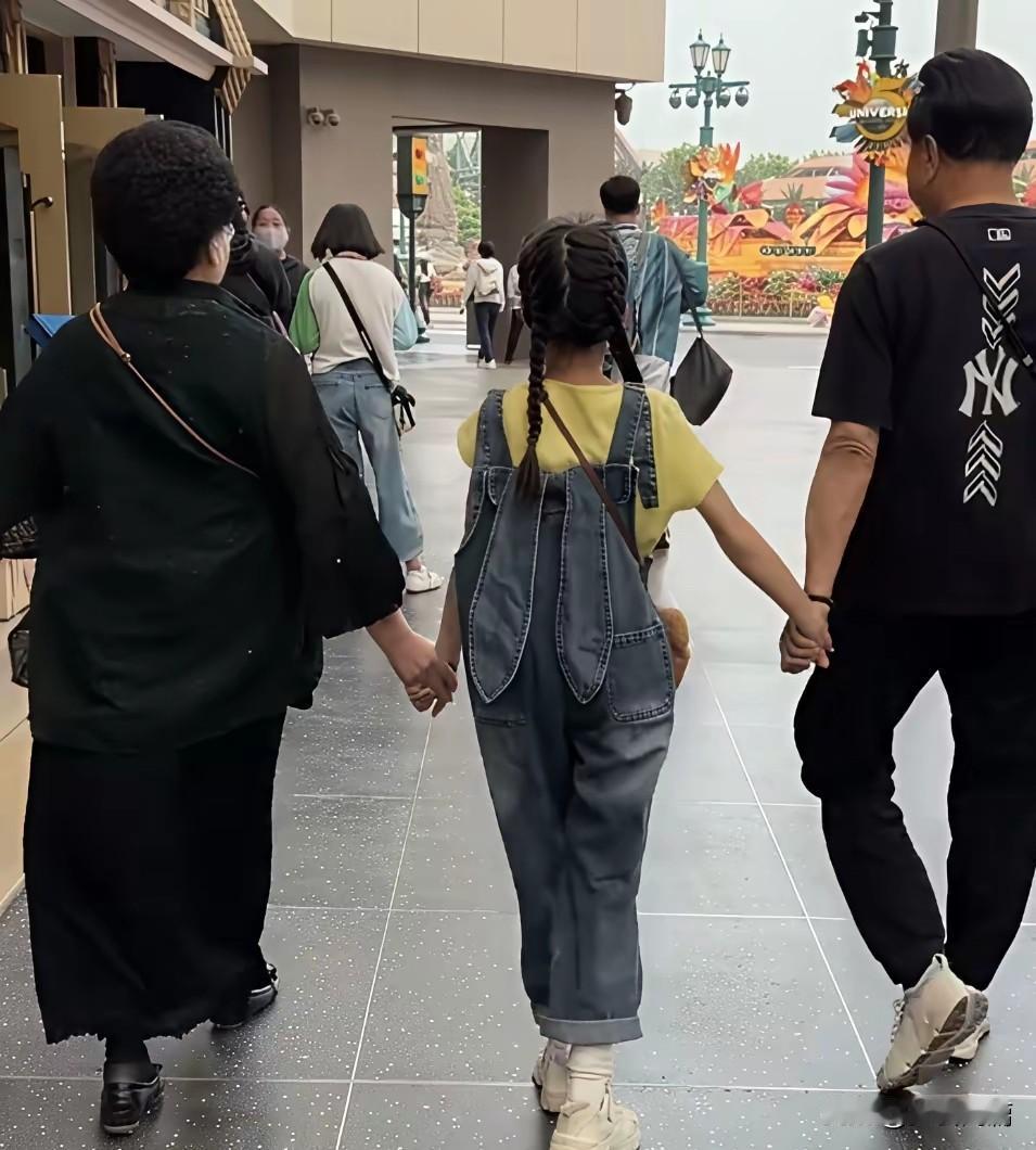 伊能静47岁，生下的这个女儿现在已经长大了。

成为了妈妈口中的骄傲，特别会来事