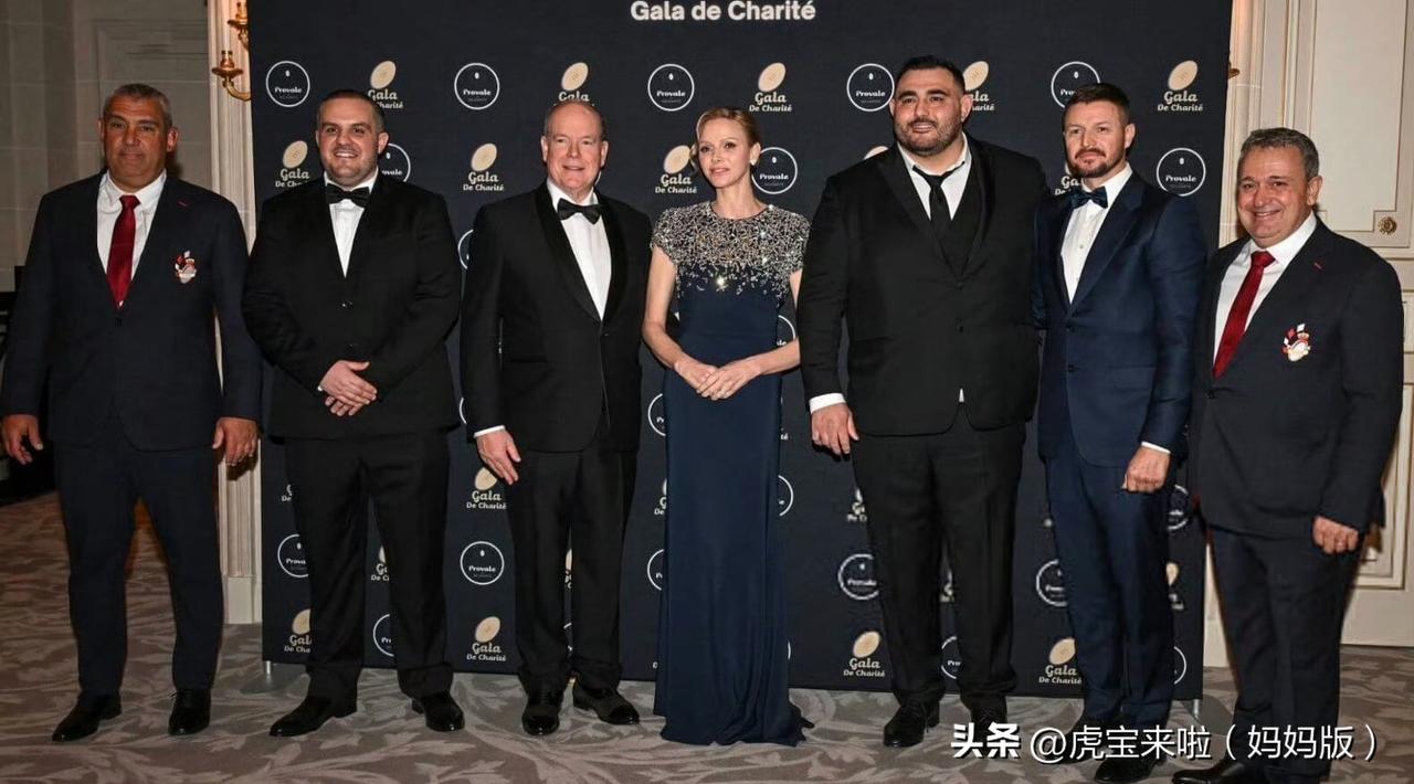 阿尔贝亲王和夏琳王妃出席慈善晚宴！夏琳王妃的bling bling藏蓝色亮片礼服