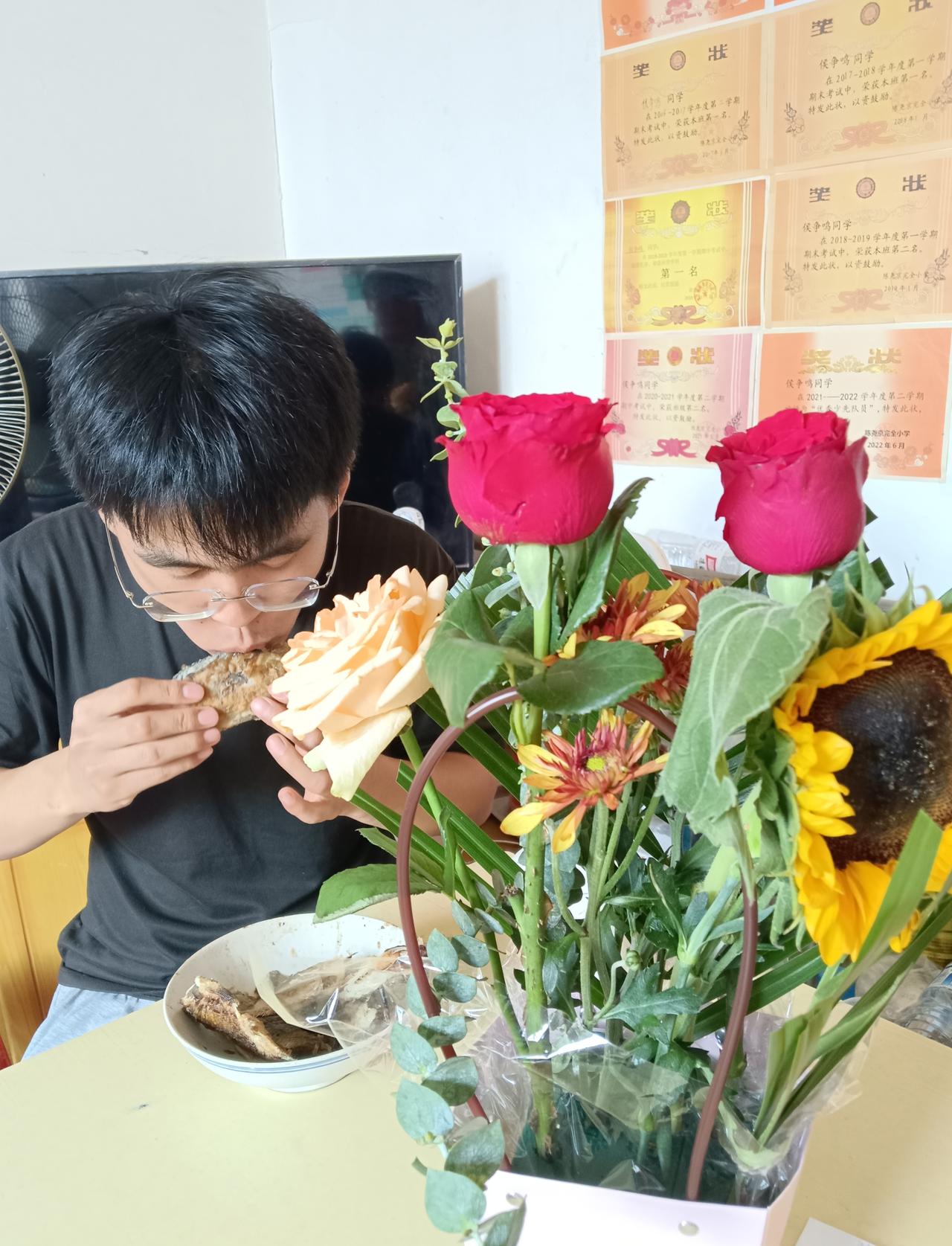 这是我儿子高考结束接回家拍的照片，给买了花篮儿子不稀罕，还是入口的最实惠，谁都不