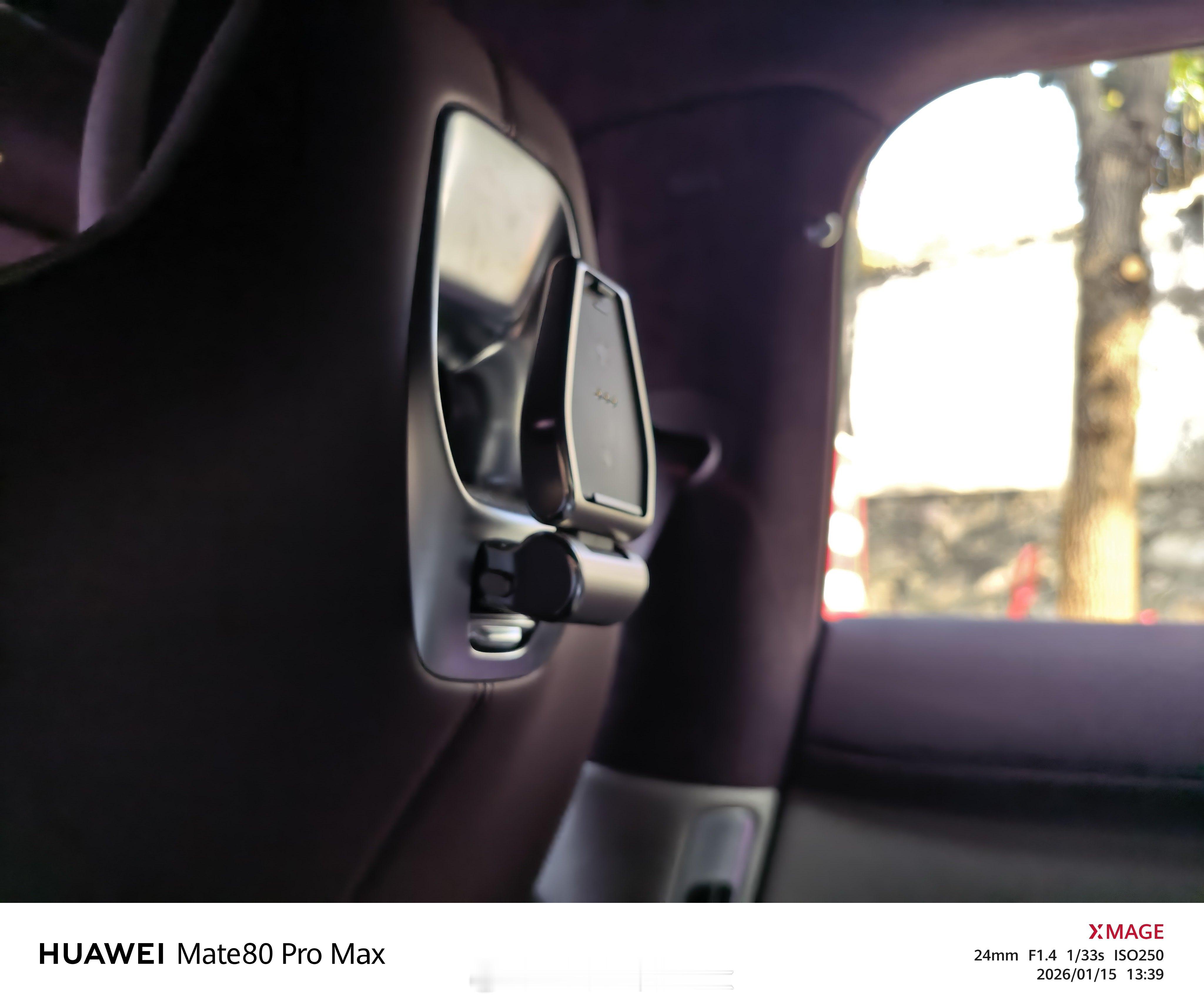 刚发现我一直挂在小米YU7后排的小米平板弯了这到底是怎么能弯的这么厚的保护壳也一