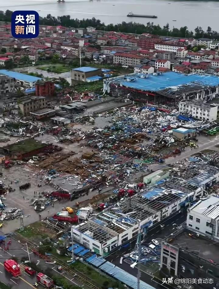湖北黄冈遭龙卷风袭击后现场画面

7月6日晚，湖北黄冈市区遭遇历史罕见EF2级龙