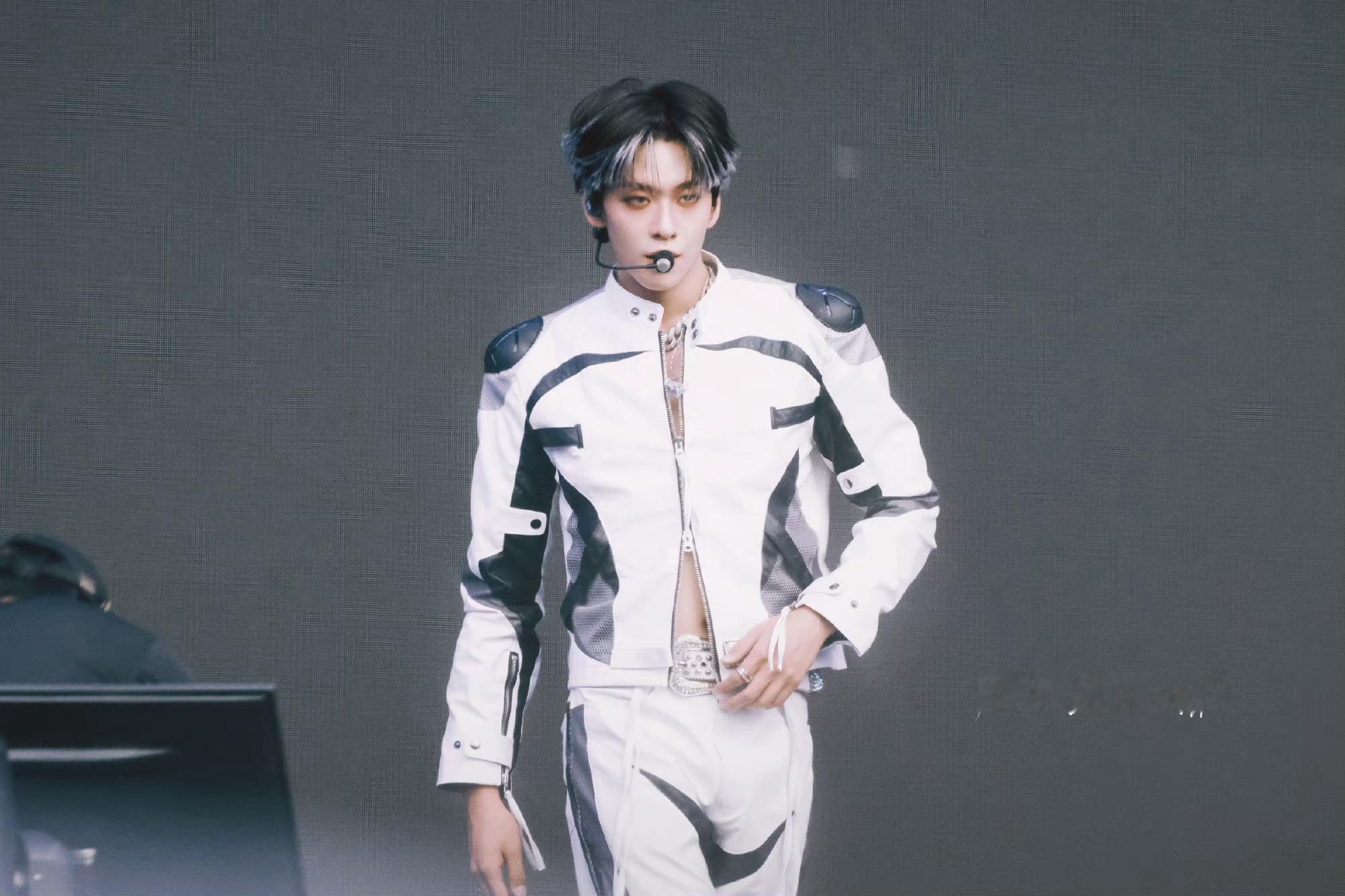 余景天太湖湾音乐节饭拍 赛车服 战损妆和白色挑染，真的绝了[彩虹屁] ​​​#余