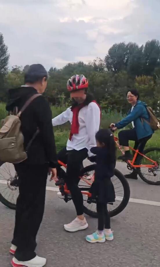 郭晶晶携家人云南骑行！霍震霆骑车超快，郭妈妈携5岁外孙女走路

1.豪门的平凡与