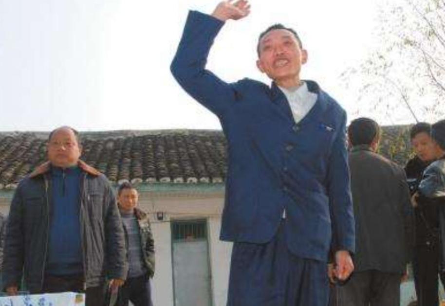 军人罗开友被判定“杀妻沉江”，无端蒙冤，被关押21个月。蒙冤期间，他家被对方家属
