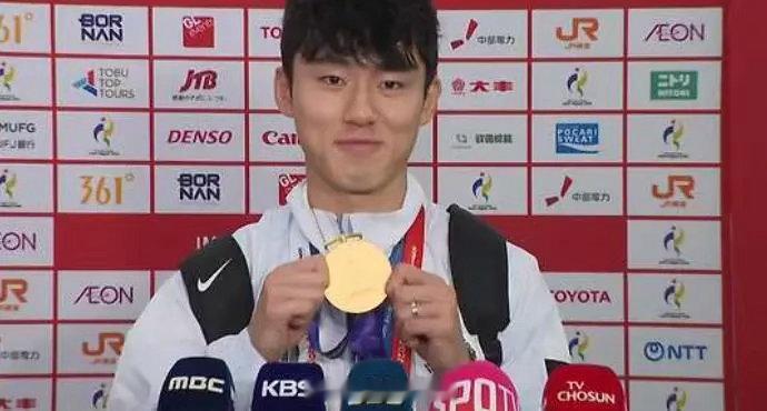 连BTS都去服兵役了，这是韩国舆论最常提到的对比。防弹少年团全球影响力巨大，成员