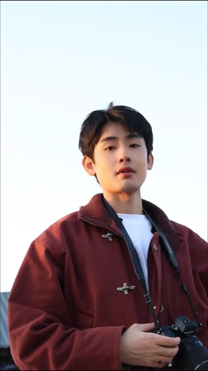 11月18日，黄凯终于更新动态了，他发文说道：“不一样的视角看世界，坐直升机飞长