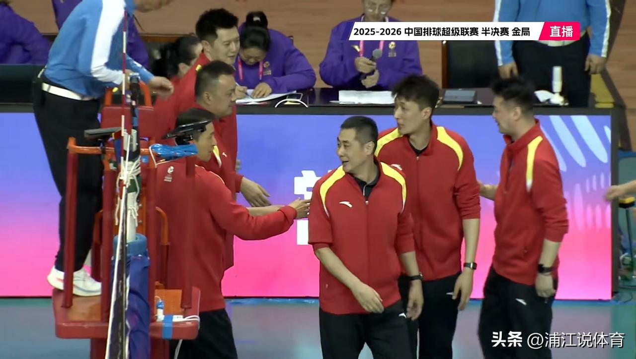 江苏女排半决赛戏耍天津晋级排超总决赛，陈方赛后与施海荣握手忍不住笑场。排超卫冕冠
